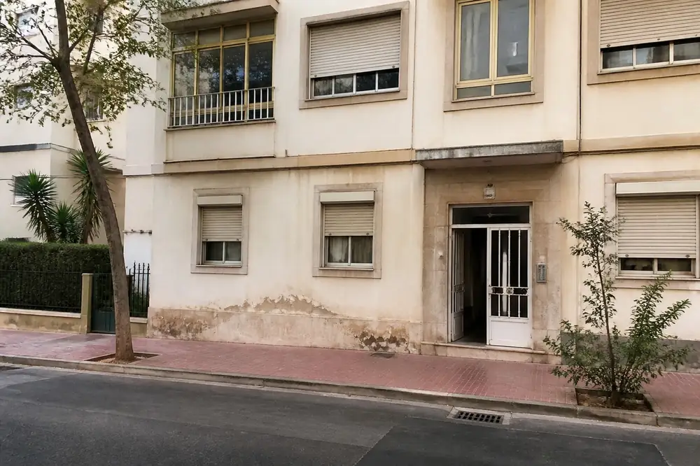 Fachada de vivienda en Alicante con revisión de humedades