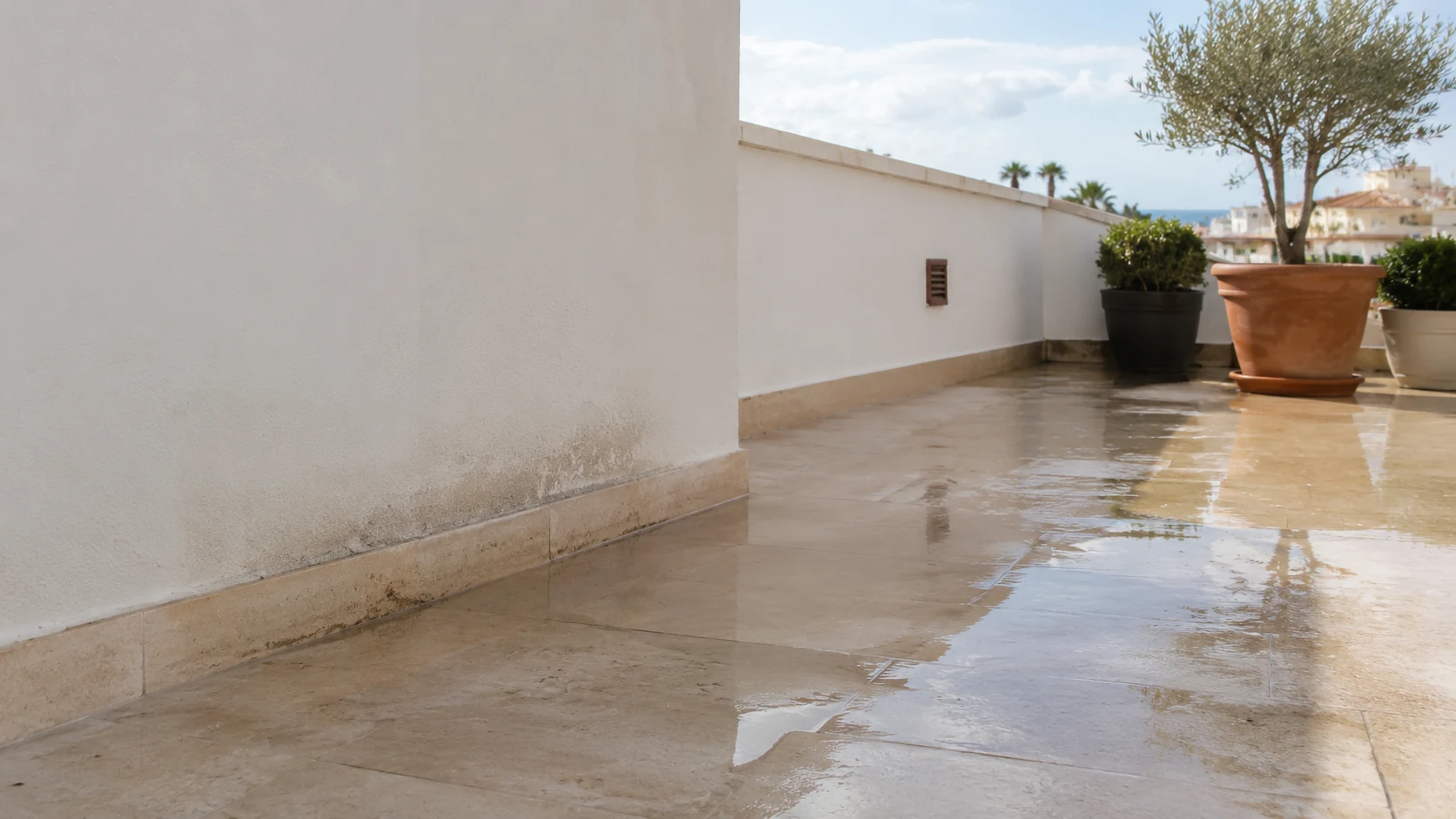 Terraza con señales de filtración de agua tras la lluvia en Alicante